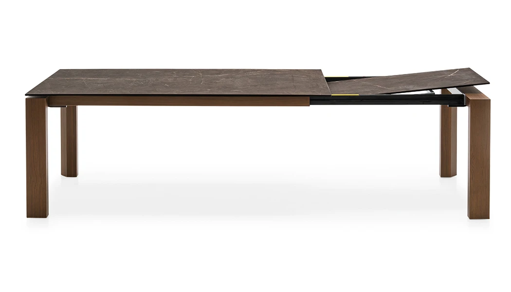 Grande table Omnia avec système de rallonge de Calligaris