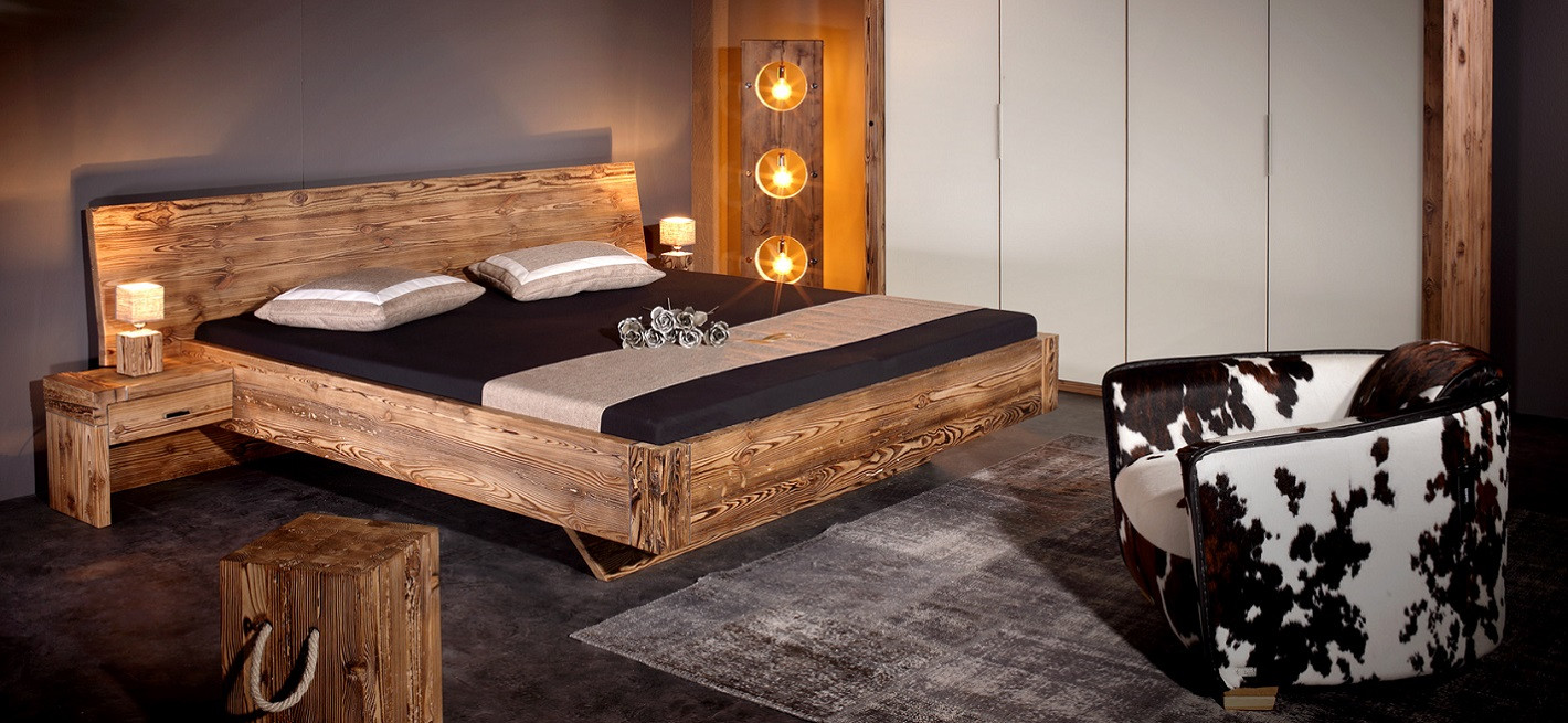 Lit Alpina, Lampe Montana, tabouret Fox et Fauteuil Club