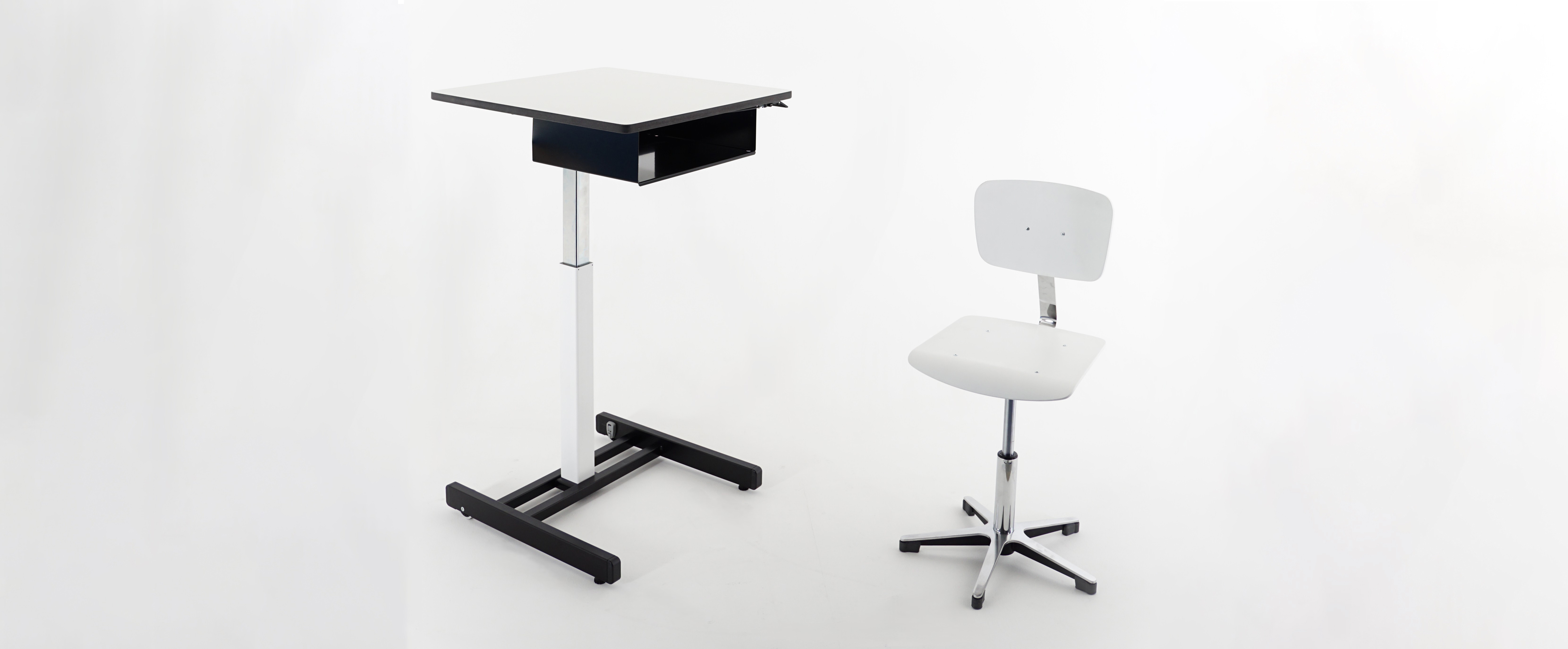 Chaise et pupitre d'élève