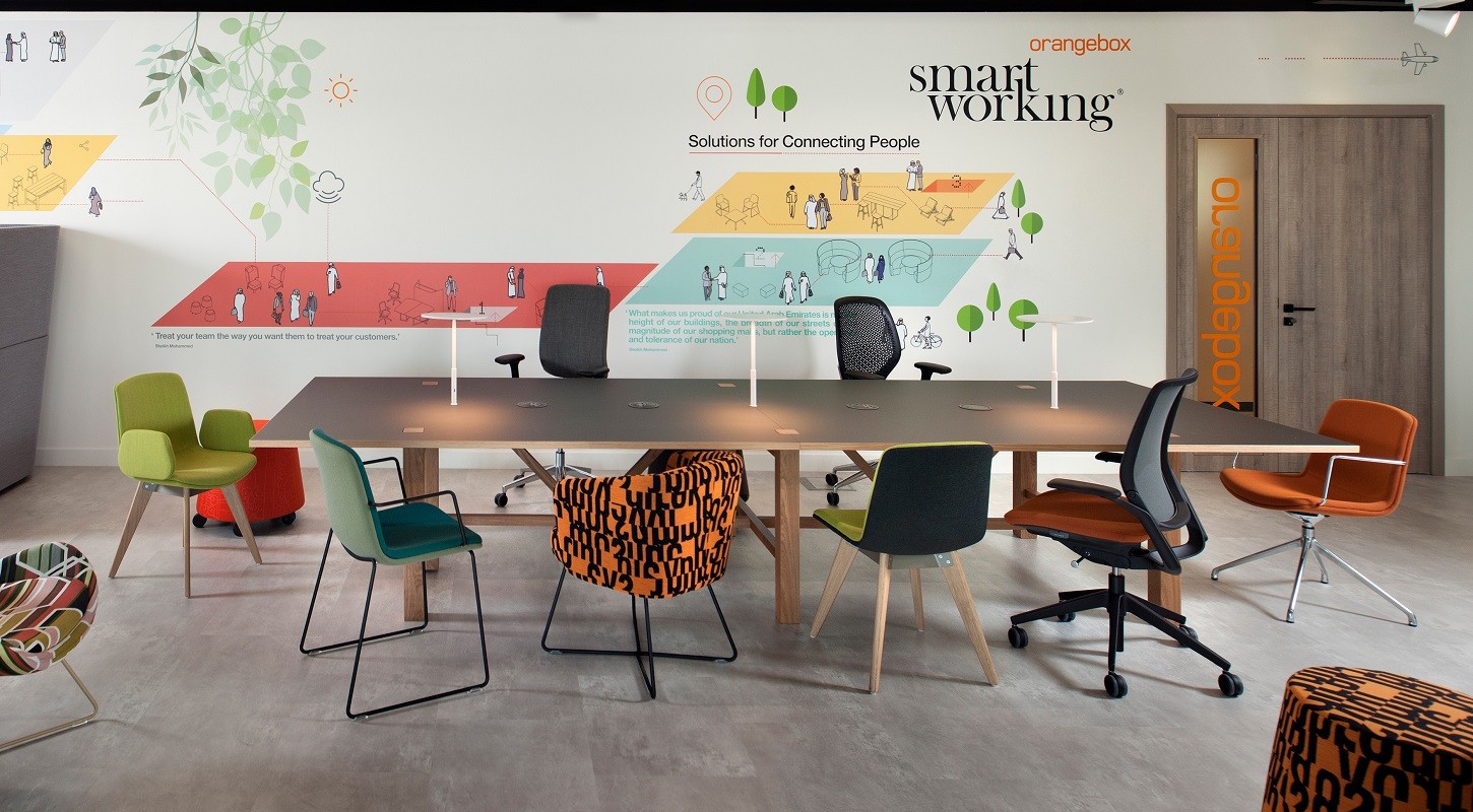 Chaises Acorn, Cubb, Eva et Hy Collection et Table Bae