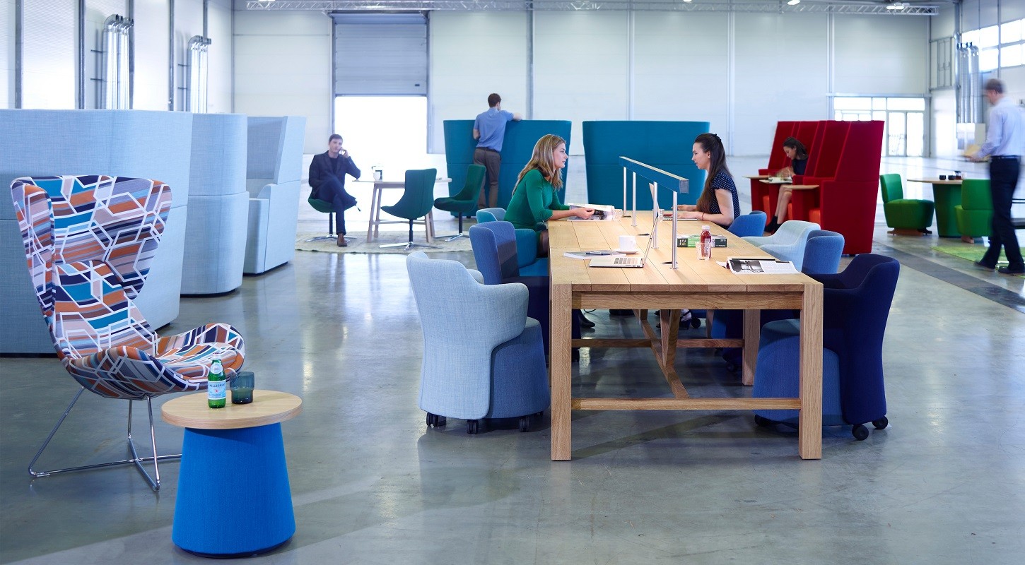 Fauteuil Avi, chaise Skomer et table Library