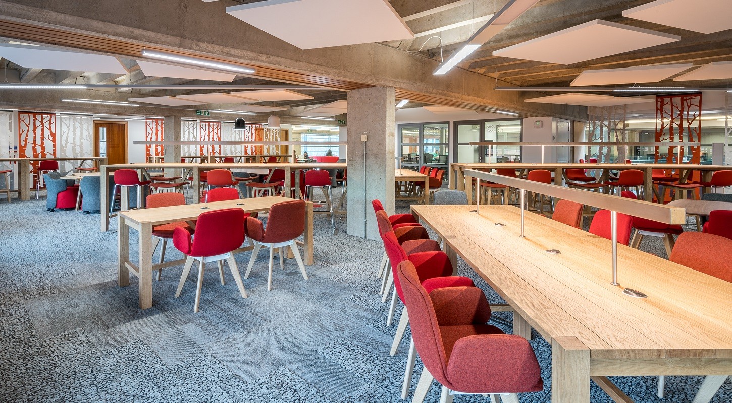 Chaise Cubb et table Library