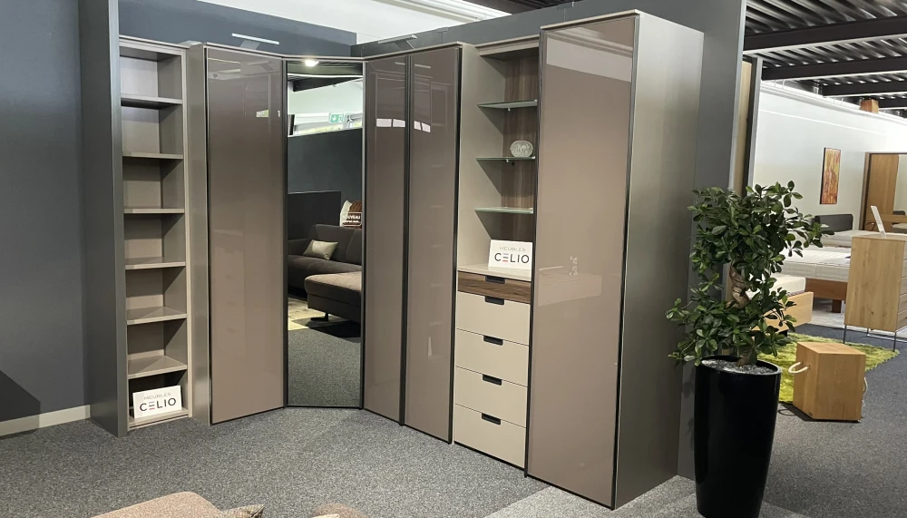 Grande armoire d'angle