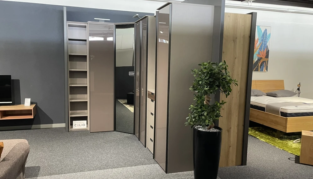 Grande armoire d'angle