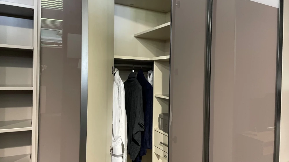 Grande armoire d'angle