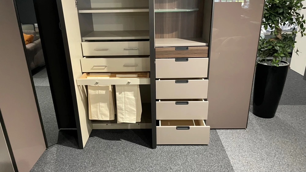 Grande armoire d'angle