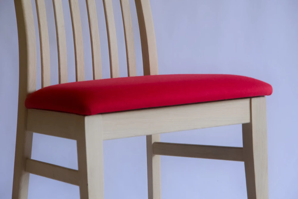 Chaises en bois massif