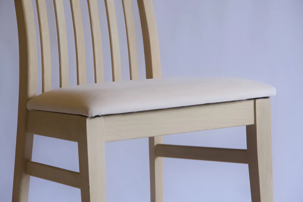Chaises en bois massif