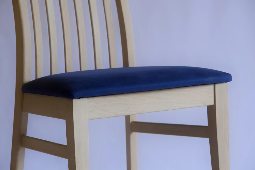 Chaises en bois massif